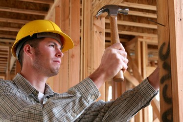 Handwerker an der Bohrmaschine